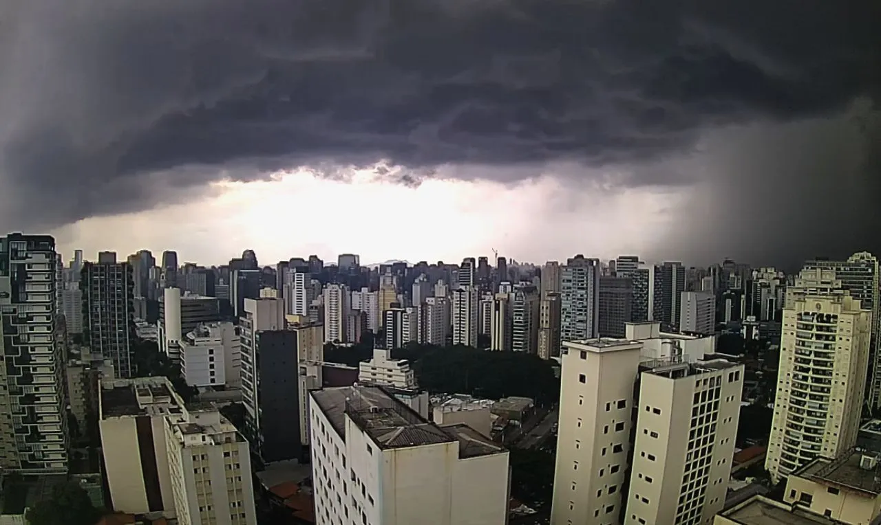 A imagem mostra o avanço de chuva intensa em São Paulo